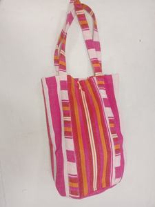 Bolso de Mano Acolchado Multicolor, Diseño Vibrante, Bolso de Algodón Hecho a Mano, Bolso de Viaje Acolchado, Estilo Boho, Bolso de Hombro de Verano con Cadenas - Product Image 5