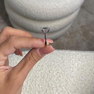 Anillo de Compromiso de Tres Piedras con Diamante Cultivado en Laboratorio de Corte Esmeralda de 5 Quilates, Piedra Trapezoidal, Oro Blanco de 14k, Lujoso Anillo de Diamantes Trilogía - Product Image 2