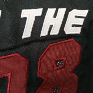 เสื้อบาสเก็ตบอลแบบไม่มีแขนสำหรับผู้ใหญ่ OEM สกรีนโลโก้ได้ตามต้องการ ระบายอากาศได้ดี ผลิตจากผ้าโพลีเอสเตอร์แบบซับลิเมชั่น ชุดกีฬาสำหรับทีมแบบสั่งทำ - Product Image 4