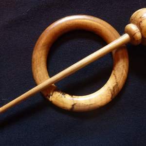 Épingle à cheveux en bois lisse et poli faite à la main, outil capillaire en bois naturel issu de l'artisanat du bambou et du bois - Product Image 3