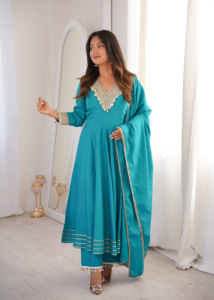 Ensemble Anarkali Roman Signature avec col brodé, pantalon évasé coordonné de quatre mètres et dupatta en dentelle pour femme - Product Image 1