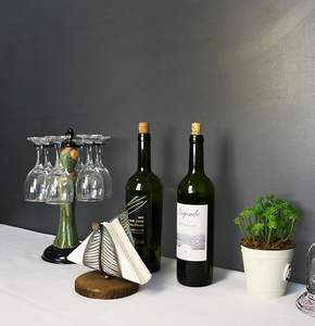 Porta servilletas con forma de hoja metálica, tamaño mediano, altura de seis pulgadas, base redonda de madera de cinco pulgadas, decoración de mesa. - Product Image 2