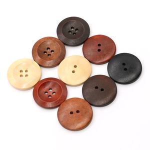 Botones de madera más vendidos y populares, utilizados para prendas de punto, chaquetas y abrigos de invierno, ya que su textura natural se adapta perfectamente. - Product Image 1
