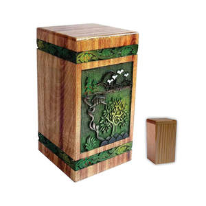 Urnes funéraires en bois personnalisées en gros, boîte à souvenirs pour cendres - Urne commémorative en bois sculptée à la main avec motif d'arbre, fabricant d'urnes en bois - Product Image 1