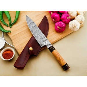 Couteau de cuisine en acier Damas 15g avec manche en bois et étui en cuir - Product Image 2