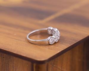 Anillo de media banda con 6 piedras de moissanita de corte redondo para mujer, plata 925 original con engaste de bisel, regalo para joyería nupcial - Product Image 5