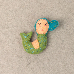 Mini Sirena de Fieltro de Lana de 7 cm, Sirena Verde Hecha a Mano para Decoración de Habitación Infantil, Comercio Justo y Hecho a Mano - Product Image 6