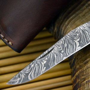 Cuchillo Plegable Imperial de Acero de Damasco con Hoja de Punta Caída y Mango Rojo para Camping - Product Image 4