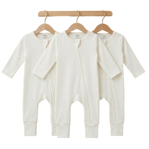 Ensembles de vêtements pour bébés bio Cot & Candy, combinaison zippée blanc cassé, lot de 3, style mignon, pantalons pour garçons nouveau-nés de 0 à 6 mois - Product Image 1