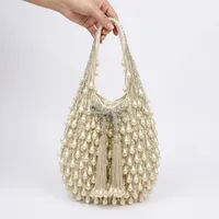 Sac unique, sac à perles, sac POTLI, doté d'un design artisanal orné de perles chatoyantes et de pompons élégants.