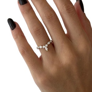 Anillo de Boda Delicado con Diamante Cultivado en Laboratorio con Corte Marquesa de Lujo en Oro de 14K, 18K o Platino - Product Image 1