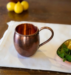 Mug à Moscow Mule individuel, design moderne, écologique, en acier martelé, poignée plaquée cuivre, 500 ml/16 oz, grande capacité personnalisable pour la maison - Product Image 1