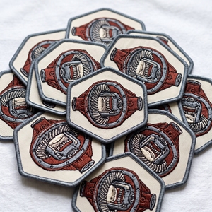 Écusson brodé de protection pour double silencieux, emblème de tuyau d'échappement automobile en sergé rouge avec bordure Merrow - Product Image 5