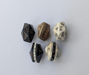 Dados poliédricos ecológicos hechos a mano con cuerno de búfalo medieval pulido, estilo animal - Product Image 5