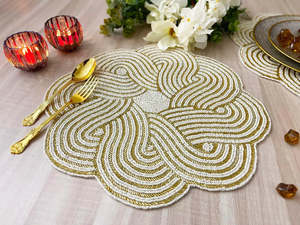 Set de table floral perlé fait main, style bohème géométrique, or et blanc, décoration intérieure, taille personnalisable - Product Image 1