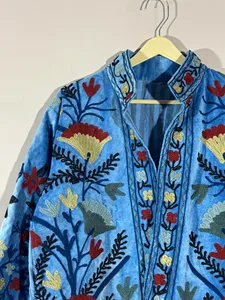Chaqueta Vintage Boho Azul Cielo de Terciopelo con Bordado Floral Suzani a Mano, Cuello Alto y Manga Larga, Ropa de Abrigo de Primavera para Mujer - Product Image 2