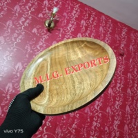 Assiette en bois avec surface polie naturelle, vaisselle rustique pour la salle à manger, la cuisine, les restaurants et les occasions spéciales.
