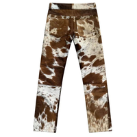 Pantalon homme coupe droite en toile imprimé cuir de vachette brodé, style urbain, taille mi-haute, braguette boutonnée, motif marron et blanc