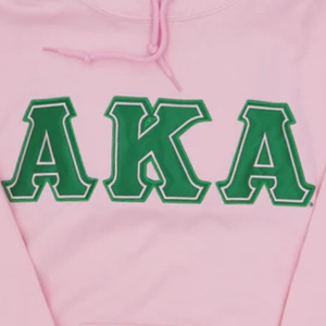 Sudadera con Capucha Alpha (AKA) Rosa Satinado con Letras Griegas Bordadas, Sudadera con Capucha Informal para Mujer en Color Rosa - Product Image 6
