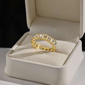 Anillo de Alta Calidad Chapado en Oro con Corte Baguette Blanco Plateado - Product Image 2