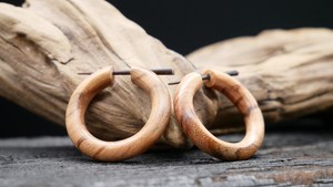 Boucles d'oreilles créoles en bois naturel avec fermeture à broche, style bohème, pour la création de bijoux - Product Image 2