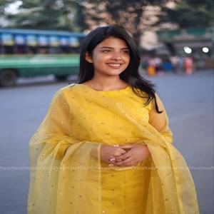 Ensemble de costume brodé en organza pur VASTRA COTTAGE avec pantalon en soie Maharaja, doublure en coton, travail complet de broderie Butti, tenue de soirée - Product Image 6