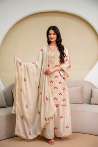 Tenue de mariage traditionnelle en mousseline de soie et satin, avec broderie à la main et sequins, style Inde et Pakistan, comprenant haut, bas et dupatta. - Product Image 2