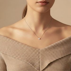 Collier pendentif solitaire en diamant rond serti clos 0,05 carats total - Product Image 6