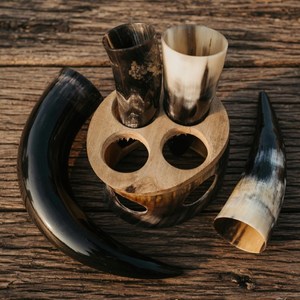 Ensemble de verres à shot en corne de bœuf polie, faits à la main, style Viking, avec support en bois d'art populaire, tasses médiévales en corne naturelle, écologiques - Product Image 6