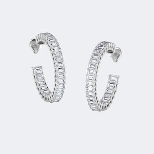 Pendientes de Aro Abierto con Diamantes de Corte Esmeralda de 5.20 CTW - Product Image 2