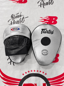 นวมซ้อมมวยหนังแท้ Fairtex สำหรับการฝึกซ้อมระดับมืออาชีพและการฝึกต่อยมวย น้ำหนักเบา สำหรับฝึกเตะ - Product Image 1