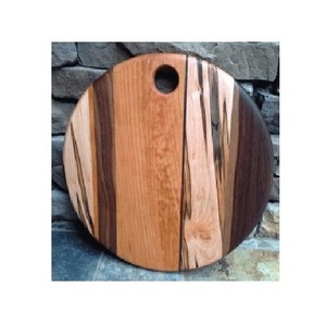 Planche de cuisine en bois durable, idéale pour hacher les ingrédients frais, servir les repas et ajouter une touche de chaleur aux espaces de cuisson - Product Image 4