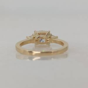 Bague solitaire trois pierres U And Me Sparkly Lab Grown avec diamant taille coussin de 1,01 carat pour femme, en or massif 14 carats, cadeau pour partenaires - Product Image 6