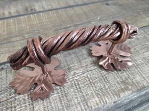 Poignée de portail en fer forgé avec motif de corde torsadée et motifs de feuilles, style traditionnel, finition élégante - Product Image 6