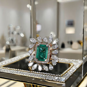 ต่างหูมรกตสีเขียวหรูหรา ประดับเพชรทรงมาร์คีส์และทรงลูกแพร์ที่เพาะเลี้ยงในห้องปฏิบัติการ - Product Image 4