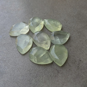 Pierre précieuse préhnite facettée en forme de poire calibrée |   Pierre cabochon naturelle verte en vrac pour la fabrication de bijoux - Product Image 1