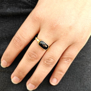 Anillo ajustable de ónix negro con corte a cuadros para uso diario, de latón macizo chapado en oro de 18k, estilo geométrico, forma rectangular. - Product Image 3