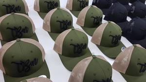 Gorra Trucker de 6 Paneles de Algodón de Marca Privada, Diseño Moderno y Minimalista, Fabricación Profesional, Personalización de Marca, Venta al Por Mayor, Panel Frontal - Product Image 2