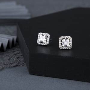 Boucles d'oreilles clous en moissanite étincelante 1+1 carats taille princesse, halo carré, fermoir pushback, en argent sterling 925, cadeau idéal pour demande en mariage - Product Image 4