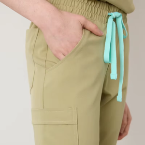 Blusa de Trabajo para Mujer, Cuello en V, Color Verde Oliva, 100% Algodón, Uniforme de Hospital para Personal Médico - Product Image 4