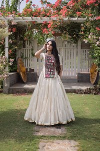 Applique brodée artisanale Banjara pour ensembles indiens et pakistanais, à coudre sur les robes traditionnelles, style vintage - Product Image 2