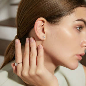 Boucles d'oreilles clous unisexes romantiques en argent sterling 925 plaqué argent avec moissanite géométrique taille brillant 1 carat et sertissage griffe pour femme - Product Image 2