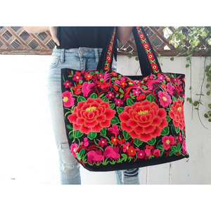 Bolso de Hombro Bordado a Mano con Diseño Étnico Hmong Único, Decorado con Pompones Coloridos para un Look Bohemio y Divertido - Product Image 5