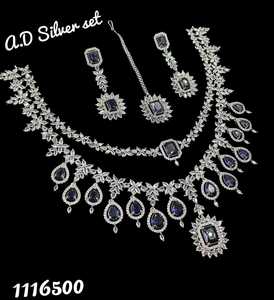 Elegante Juego de Collar con Piedras de Diamante AD Chapado en Rodio, Colección de Joyería Nupcial India Premium, Maang Tikka y Aretes para Mujer - Product Image 1
