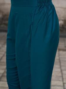 Ensemble Kurti et pantalon en rayonne brodée avec dupatta en organza doux à découpes, intérieur en coton, col à découpe, tenue ethnique trois pièces pour femme - Product Image 4