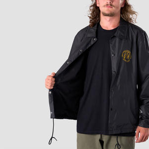 Veste vintage noire Turndown Coach Line pour homme avec logos imprimés, idéale pour un usage quotidien en extérieur - Product Image 4