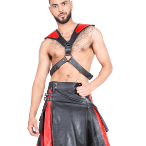 Harnais de poitrine en cuir noir avec accents rouges, ajustement réglable pour tenue de club - Product Image 6