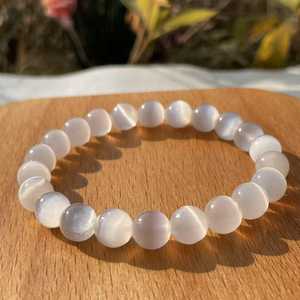 Bracelet en sélénite perlé, pierres de cristal rondes polies, bijoux artisanaux en pierres semi-précieuses naturelles - Product Image 1