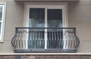 Balustrade de balcon traditionnelle en fer forgé à fixation murale, avec une finition résistante à la rouille, un montage facile et un design élégant. - Product Image 2