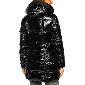 Veste matelassée à capuche pour femme en tissu brillant fabriquée au Pakistan, avec bavette personnalisée en tissu Oxford, logo personnalisé, garnissage en duvet fini - Product Image 3